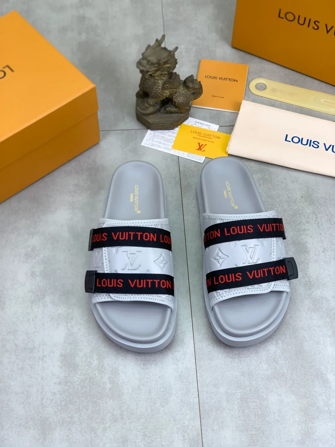 Men's shoes 💰P320💰【New style】🆘 Original quality 【LOUIS VUITTON】The popular Louis Vuitton LV men's slippers on the official website are on sale simultaneously! Original fabric imported from Italy, original factory special supply, code number: 38-44 (45 customized), many colors available